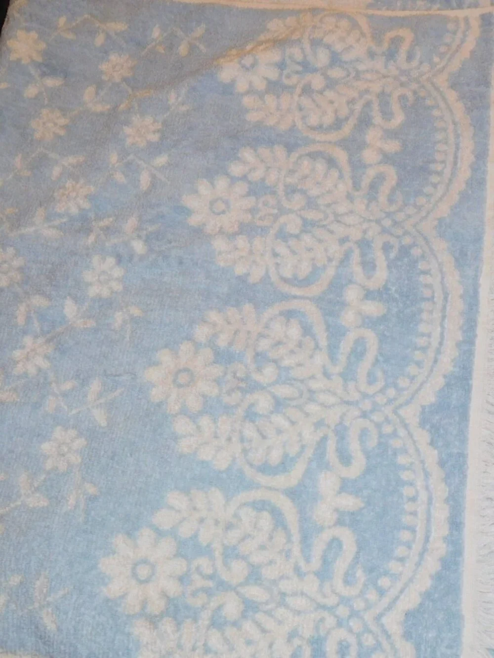 VINTAGE Royal Family Cannon BLUE WHITE SCROLL SCULPTED BATH TOWEL USA MADE MCM